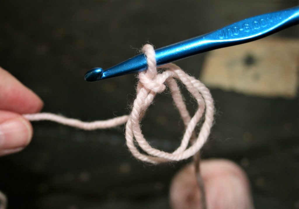 magic ring, magic loop, magic circle in crochet; step 4
